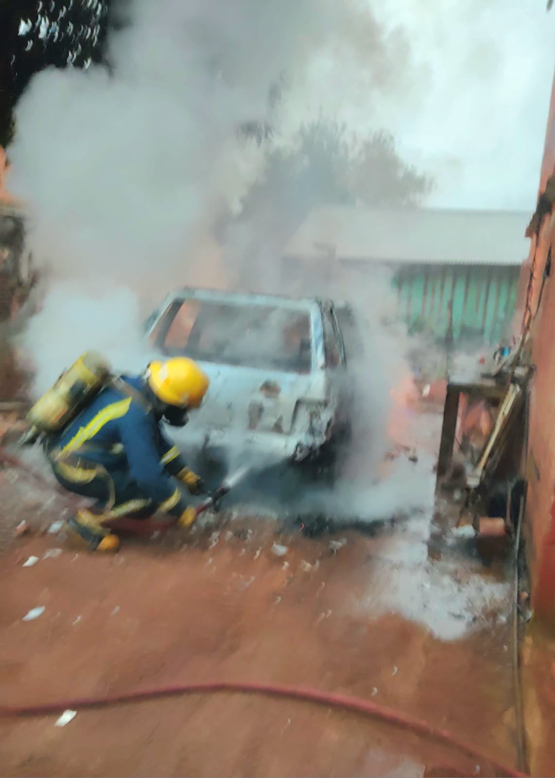 Se incendió un auto y una moto en 9 de Julio 4